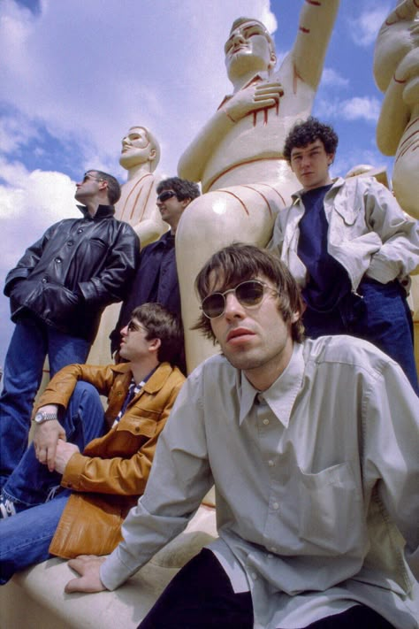 Oasis 90s, Oasis Wallpaper, 90s Britpop, Oasis Style, Liam And Noel, Oasis Band, Band Photoshoot, Definitely Maybe, 90s Bands