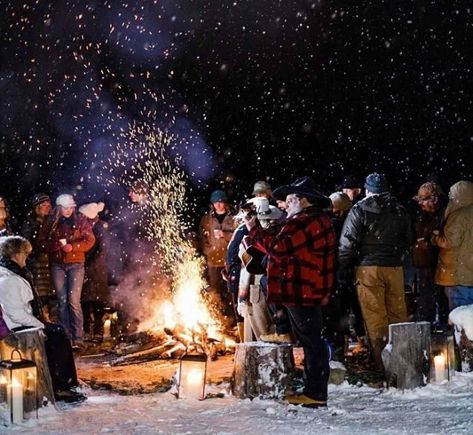 Winter Engagement Party Themes, Winter Bonfire Party, Winter Outdoor Party, Outdoor Winter Party, Christmas Bonfire, Winter Bonfire, Bonfire Parties, Schnee Party, Sledding Party