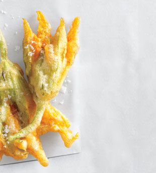 Crispy Fried Zucchini Blossoms: beer batter Zucchini Pommes, Fried Squash, Vegan Apps, Fried Zucchini, Zucchini Flowers, Zucchini Blossoms, Squash Blossoms, Eat Veggies, Heirloom Tomato