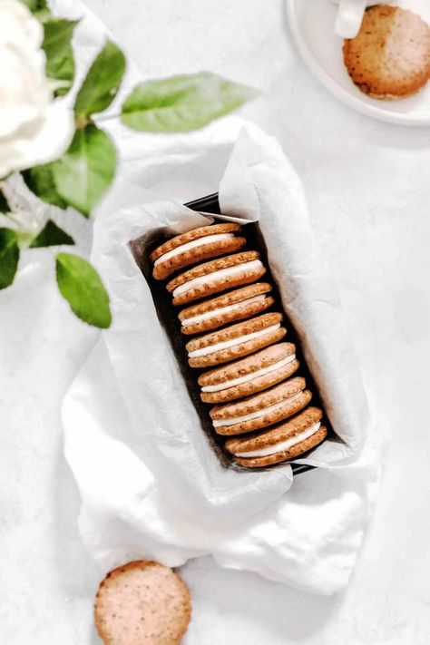 White chocolate sandwich cookies Recipe | with white chocolate ganache Food Photography Dessert, Cookie Sandwich Recipes, Coffee Biscuits, White Chocolate Recipes, Chocolate Ganache Filling, Cookie Sandwich, Shortbread Cookie Recipe, Tea Biscuits, Filled Cookies