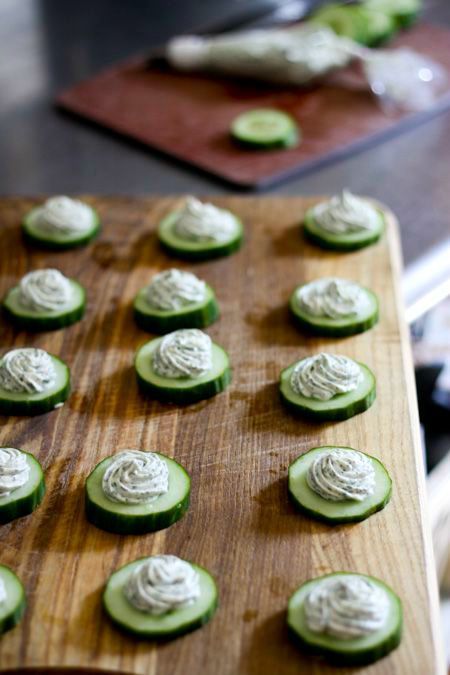 Cucumbers with Herbed Cream Cheese. This simple appetizer couldn't get any easier to prepare! Herbed Cream Cheese, Cream Cheese Appetizer, Summer Appetizer, Cucumber Recipes, Appetizers And Dips, Cheese Appetizers, Party Food Appetizers, Best Appetizers, Party Foods