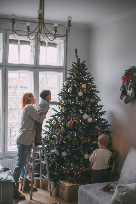 Christmas Tree Photoshoot, Christmas Family Photoshoot, Baby Christmas Photos, Xmas Photos, Family Christmas Pictures, Christmas Shoot, Gifts For Boyfriend, Christmas Family Photos, The Perfect Christmas