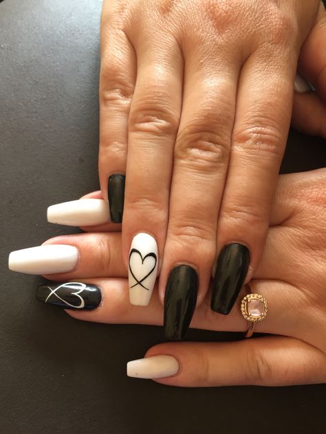 Black And White Heart Nail Designs, Black Colour Nails, Black Nails With A White Heart, Nails Black Square Short, Cute Nails Coffin Simple, Rip Nails Design, Black Colour Nail Art Design, Black And Grey Valentines Nails, White And Black Gel Nail Designs