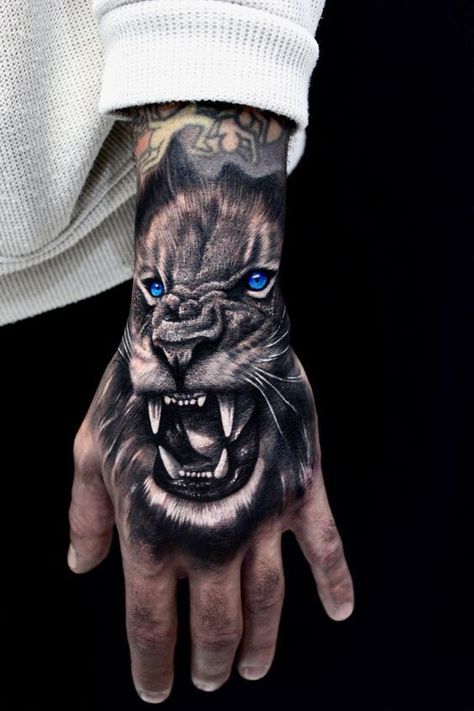 Tiger Hand Tattoo, Lion Hand Tattoo, Tattoo Main, Herren Hand Tattoos, Hand Tatto, Tier Tattoo, Lion Tattoo Sleeves, Lion Head Tattoos, Leo Tattoos