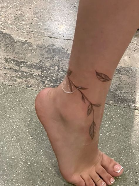 Carcase Iphone, Tato Minimal, Foot Tattoos For Women, Small Pretty Tattoos, Spine Tattoos For Women, Thigh Tattoos Women, Cute Tattoos For Women, Classy Tattoos, Discreet Tattoos