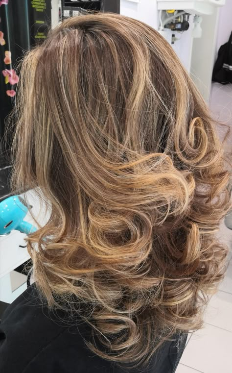 Big Highlights Brown Hair, Brown Hair And Blonde Highlights, Corte Wolf, Layer Hairstyle, Bun Slick, Bun Curls, Hairdos For Long Hair, Medium Layer, Vogue Hair