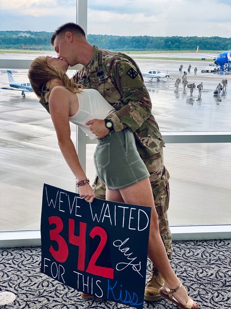 Coming Home Ideas For Boyfriend, Welcome To Usa Sign Airport, Welcome Home Military Signs, Deployment Welcome Home Signs, Deployment Homecoming Outfit, Welcome Home Decorations For Boyfriend, Airport Welcome Ideas, Surprise For Bf, Military Homecoming Decorations