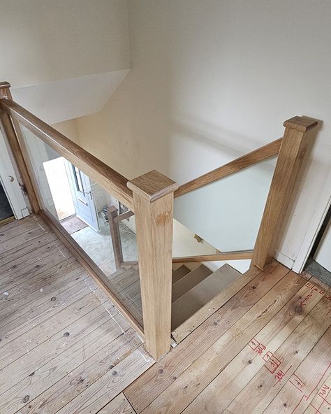 A light oak with embedded glass staircase balustrade to finish the week. Looking to upgrade your staircase ? Check this one out, one day and your home has a new modern and elegant look 👌🏼 #staircasebanisters #glassrailing #glassbalustrade #oakbalustrade #embeddedglass Oak Staircase With Glass Balustrade, Staircase Balustrade, Stair Balustrade, Staircase Banister, Oak Staircase, Palm House, Glass Staircase, River Lodge, Glass Balustrade