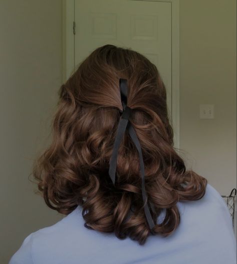 Cottage Core Short Hairstyles, Dark Academia Hair Styles Short, Short Hair Cottagecore Styles, Short Cottagecore Hairstyles, Elegant Hairstyles Shoulder Length, Prom Hairstyles With Ribbon, Prom Hair For Brown Hair, Cottagecore Curly Hair, Victorian Inspired Hair