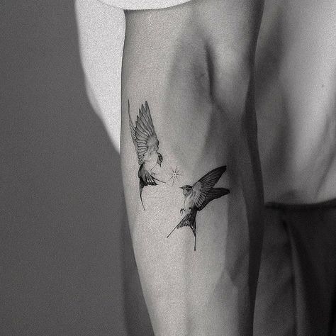 Tattoo Birds, Sparrow Tattoo Design, Swallow Tattoo Design, Bird Tattoos Arm, Bird Tattoo Men, Bird Tattoo Meaning, Vogel Tattoo, Simple Tattoos For Guys, Sparrow Tattoo