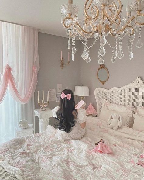 Corquette Aesthetic Girl Room, Princess Bedroom Ideas For Women, Coquette Discord Banner, Princess Bedroom Aesthetic, Feminine Bedroom Romantic, Coquette Discord, Tattoo Modern, Royal Room, Girly Room Decor