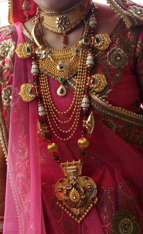 Bishnoi wedding jewellery.. Haryanvi Jewellery, Bishnoi Jewellery, Tevta Jewellery, Rajput Jewellery, Gold Jewelry Prom, Bridal Jewellery Inspiration, Gold Temple Jewellery, Gold Jewelry Outfits, Bridal Jewelry Vintage