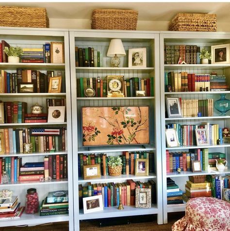 Tv On Bookshelf, Tv In Bookshelf, Colourful Bookcase, Beautiful Bookshelves, Bookshelves Display, Bookcase Makeover, Home Music Rooms, Easter Week, Built In Shelves Living Room