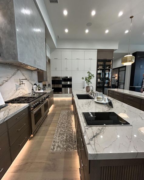 Chase your dreams like it's the last bus of the night! 🌌🏃‍♂️ Keep your head up, feet moving, and vibes positive! 💫✨ It’s better than the alternative. I’m rooting for you! 📣 Wow! I would love to have this accessory kitchen in my home. The floor lighting too!😊 Would you like an accessory kitchen in your home? If you already have one I’m interested in knowing how you like it. Comment below. 👇 Build: @anderson_custom_homes Featured: @stgeorgeparadeofhomes Photos: @utahhomeslaura . . . .... Australian Luxury Homes, Unique Features In Homes, Modern Suburban Kitchen, Luxurious Kitchen Modern, Big House Interior, My Home Aesthetic, Huge Kitchen Luxury, Modern Mansion Kitchen, Big Kitchen Design