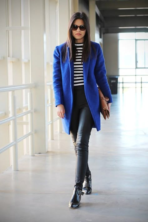 Inspiration for This Week: 20 Popular Street Style Combinations Royal Blue Coat Outfit, Blue Coat Outfit, Royal Blue Coat, Coat Outfit Ideas, Neon Prom Dress, Royal Blue Cardigan, Mantel Outfit, Jacket Outfit Ideas, Royal Blue Jacket