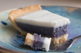 Hawaiian Okinawan Taro Pie with Haupia Topping. This is where the Paradise Pie from Bob Chinn's comes from!!!!!! Potato Dessert Recipes, Hawaiian Cafe, Hawaii Desserts, Sweet Potato Dessert Recipes, Haupia Pie, Okinawan Sweet Potato, Hawaii Recipes, Sweet Potato Dessert, Kuih Lapis