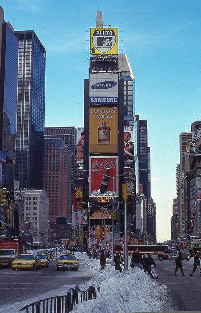 See how Times Square transformed from seedy to safe during the 1990s in these vintage photos. 90s New York, 1990s Photos, New York City Photos, Vintage Nyc, Welcome To New York, New York Poster, Old New York, Tall Buildings, City Photos