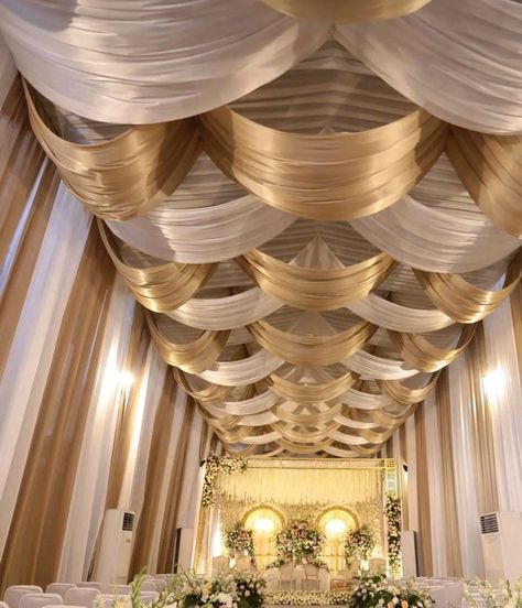 Stage Ceiling Design, Wedding Pandal Decoration, Ceiling Drapes Wedding, Wedding Ceiling Draping, Ceiling Draping Wedding, Stage Decoration Photos, Wedding Tent Decorations, Simple Stage Decorations, Wedding Ceiling