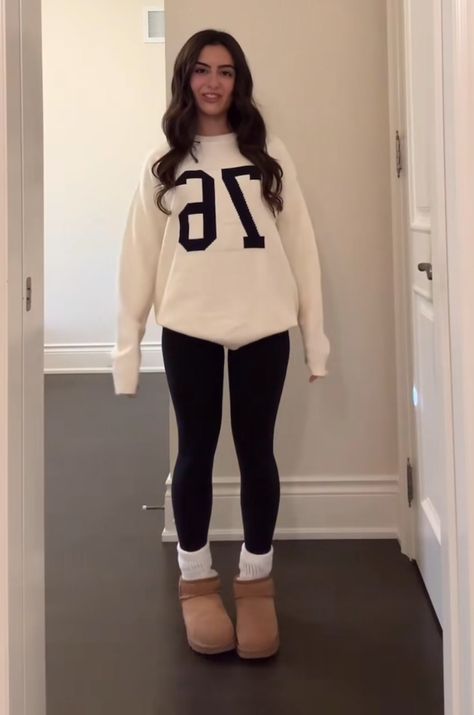 Outfit Ideas School Leggings, Cute Friday Outfits For School, Cute Basic Winter Outfits, Long Sleeve Winter Outfits, Lazy Cute Outfits For School, Basic Winter Outfits Casual, Cute Outfits With Leggings For Winter, Low Uggs Outfit, Not Basic Outfits