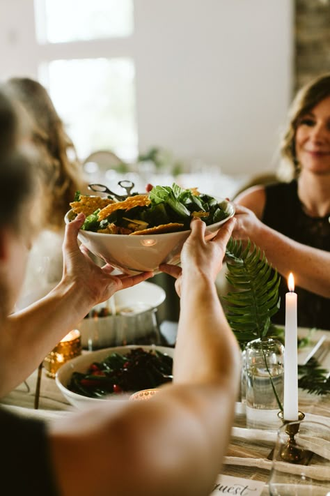 Family Meal Photography, Family Food Photography, Family Dinner Photoshoot, Family Eating Together Photography, Family Meal Aesthetic, Family Cooking Together Photography, Family Dinner Photography, Christmas Dinner Photography, Dinner Table Photography