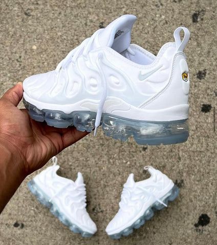 Air Max For Women, Vapor Max Plus, Adidas Logo Wallpapers, Nike Vapormax Plus, Vapormax Nike, Just Do It Nike, Sneaker Closet, Air Force One Shoes, Nike Vapormax