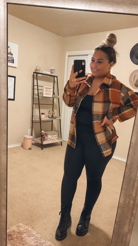 Flannel outfit Black And Orange Flannel Outfit, Flannel And Leggings Outfit Fall, Orange Shacket Outfit, Flanel Outfit Aesthetic, Flannel Top Outfit, Long Flannel Shirt Outfit, Flannels Outfit, Jeans And Flannel Outfit, Leggings And Flannel Outfit