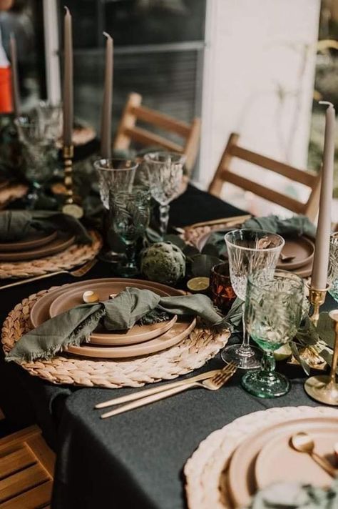 Rustic Dinner Party Table, Bohemian Thanksgiving Table, Rustic Table Setting Dinner Party, Earthy Table Setting, Boho Christmas Table Setting, Witchy Tablescape, Green Tablescape Wedding, Masculine Tablescape, Boho Thanksgiving Table