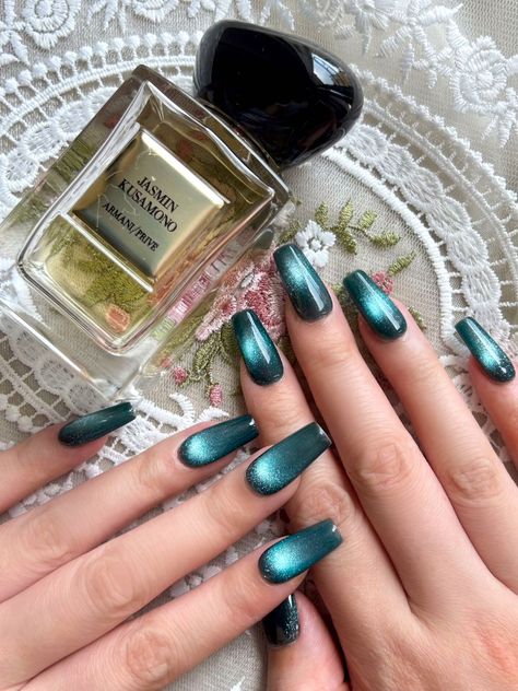 Emerald cat eye nail #Nail #Nailart Emerald Cat Eye Nails, Teal Cat Eye Nails, Acrylics Nails, Emerald Nails, Long Natural Nails, Cat Eye Nail, Cat Eye Nails Polish, Eye Nail Art, Blue Nail Art