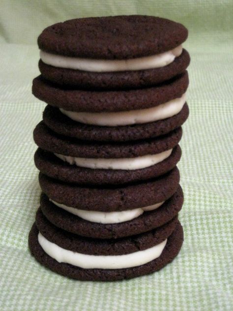 Homemade Oreos Homemade Oreos Recipe, Cookie Dough Bark, Oreo Cakesters, Homemade Oreo Cookies, Homemade Oreos, Oreo Stuffed Chocolate Chip Cookies, Cookies And Cups, Oreo Filling, Cheesecake Recipes Classic