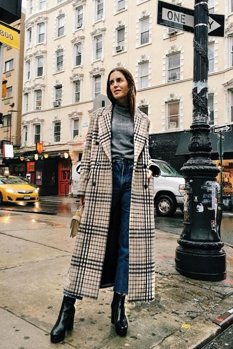 Photo via: @galagonzalez One of the most popular outwear picks this season is the long checked coat and we're taking notes on how to wear one with this extremely cool outfit inspiration from Gala Gonz Checkered Coat, Gala Gonzalez, Checked Coat, Blogger Outfits, Coat Outfit, Autumn Outfits, Coat Outfits, Mode Inspo, Moda Vintage