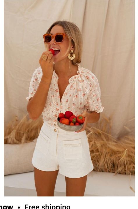 Romantic Summer Outfits Casual, Bohemian Feminine Style, Fashion Late 20s, Outfits For Late 20s, Cottage Outfit Summer, Martha’s Vineyard Outfits, Late 20s Fashion, Romantic Honeymoon Outfits, Soft Romantic Outfits