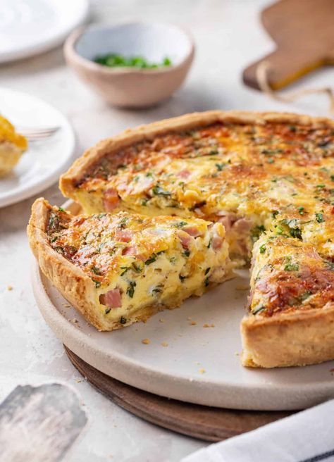 This Ham and Cheese Quiche recipe is a crowd-pleaser, whether you serve it for breakfast, brunch, or dinner. Best Quiche Recipe Ever, Ham Quiche Recipe, Breakfast Quiche Recipes Easy, Quiche Recipes Crustless, Cheese Quiche Recipe, Ham And Cheese Quiche, Ham Breakfast, Breakfast Quiche Recipes, Quiche Recipes Easy