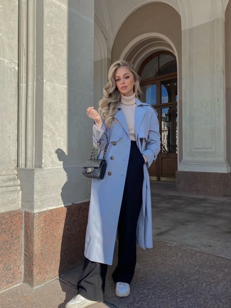 Sky Blue Jumper Outfit, New York February Fashion, Outfits With Blue Trench Coat, Pastel Blue Winter Outfit, Winter Outfits Bright Colors, Light Blue Coat Outfits For Women, Baby Blue Winter Outfit, Light Blue Coat Outfit Winter, Light Blue Trench Coat Outfit