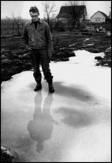 James Dean in Fairmount, Indiana, 1955. 90s Fashion Men Outfits, Fashion Men Outfits, Gjon Mili, Jim Stark, Celine Sciamma, Dennis Stock, James Dean Photos, 90s Fashion Men, Jimmy Dean