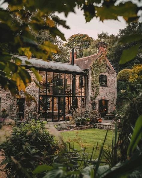 Industrial Exterior Design, Industrial Cabin, Dark Cottagecore House, Industrial Cottage, Industrial House Exterior, Industrial Exterior, Black Cottage, Barn House Design, Greenhouse Shed