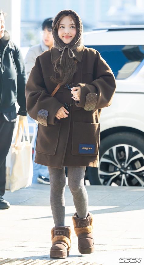 Twice Winter Outfits, Airport Fashion Winter, Ugg Outfits Winter, Airport Outfit Winter, Fall Aesthetic Outfit, Duffel Coat, Korean Winter, Japan Outfit, Ootd Winter