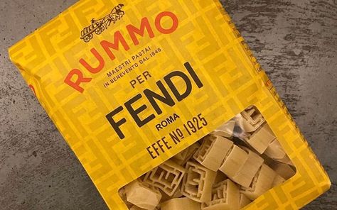 Following the custom that invitations to fashion shows should be anything but invitation tickets, Fendi won everything today, when it extended invitations to its SS21 show in the form of a Rummo pasta pack. A perfect object that, far from wanting to replicate the preciousness of an extravagant collector’s item (like the watches that flowed backwards sent to Louis Vuitton guests), immediately recalls a decidedly more homely atmosphere – as well as riding the wave that sees fashion in Fancy Pasta, Rummo Pasta, Italian Range, Pasta Packaging, Maserati Gt, Show Invitation, Kraft Mac N Cheese, Lemon Pesto, Types Of Noodles