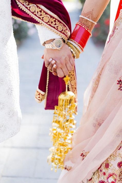 We love how this gorgeous wedding in Sonoma, California beautifully blends together Sikh and Hindu wedding traditions into one breathtaking affair. With three outfit changes, overflowing blush roses and white hydrangeas, you are in for a treat! Punjabi Wedding Pictures, Photos For Dp, Bridal Chooda, Layer Dresses, Punjabi Wedding Couple, Nimrat Khaira, Indian Wedding Poses, Bridal Lengha, Patriotic Quotes