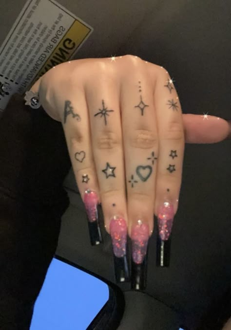 If you're looking for some inspiration for your next tattoo, or just want to see some of the most creative and well-done pieces out there, the subreddits r/tattoo and r/tattoos are the perfect places to start. Small Finger Tattoos, Finger Tattoo For Women, Cute Hand Tattoos, Hand And Finger Tattoos, Pretty Hand Tattoos, Tattoos For Black Skin, Pretty Tattoos For Women, Hand Tattoos For Women, Dope Tattoos For Women