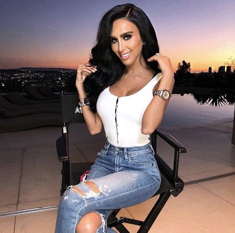 Goals Pictures Lifestyle, Lily Ghalichi, Lilly Ghalichi, Goals List, Lifestyle Goals, Goals Pictures, Beauty Goals, Pink Box, Social Media Accounts