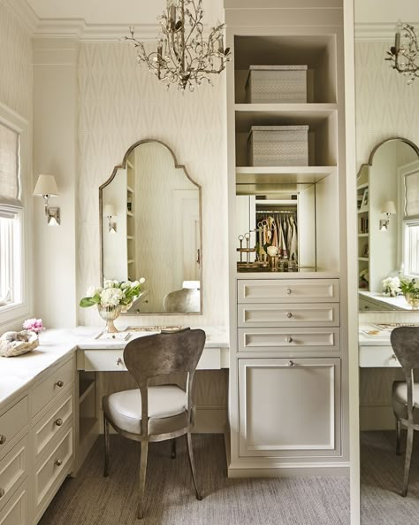 L Shape Vanity With Makeup Area, L Shaped Makeup Vanity, Built In Vanity In Bedroom, Makeup Vanity In Closet, Closet With Vanity, Chic Dressing Room, Small Dressing Rooms, Dressing Room Ideas, Closet Vanity