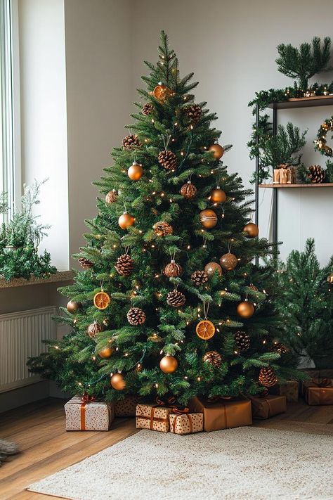 Small Natural Christmas Tree Ideas, Snowy Christmas Tree Ideas Decorating, Christmas Tree Simple Ideas, Christmas Tree Decor Minimalist, Christmas Tree Ideas Real Trees, Small Real Christmas Tree Ideas, Minimalistic Christmas Tree Decor, Small Minimalist Christmas Tree, Christmas Tree Decorations Natural