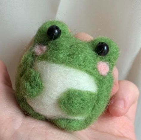 Round Felted Animals, Studio Ghibli Needle Felt, Needle Felting Inspiration, Felting Aesthetic, Felted Wool Crafts Ideas, Needle Felt Frog, Needle Felting Food, Needle Felting Ideas For Beginners, Needle Felt Ideas