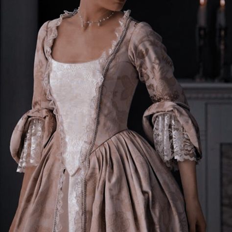 Royality Dress Aesthetic, Princess Gown Royalty Medieval, Vintage Queen Dress, 1800 Dress Aesthetic, Victorian Women Dress, Bridgerton Dresses Queen, Bridgeton Aesthetic Dresses, Old Royalty Aesthetic Dresses, Old Royal Dresses Princesses