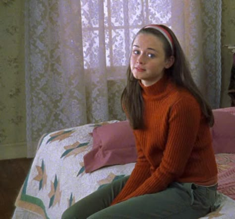 rory gilmore outfit inspiration 90s fashion low rise jeans and red sweater turtleneck Rory Gilmore Turtleneck Outfit, Rory Gilmore Red Turtleneck, Rory Gilmore Outfits College, Rory Gilmore Red Sweater, Red Turtleneck Outfit Aesthetic, 90s Turtleneck Outfit, Rory Gilmore Red, Rory Gilmore Christmas, Rory Fashion