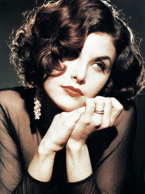 Sherilyn Fenn Audrey Horne, Sherilyn Fenn, Elisabeth Shue, 얼굴 드로잉, Photographie Portrait Inspiration, Face Drawing Reference, Human Reference, Short Wavy Hair, Human Poses