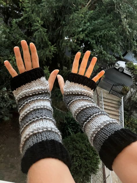 Grunge Fingerless Gloves, Thrifty Fashion, Gloves Fingerless, Master's Degree, Crochet Stars, Fingerless Gloves Knitted, Winter Gloves, Wrist Warmers, Crochet Heart