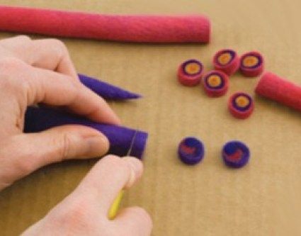 Felted Beads Jewelry, Felt Beads Diy, Felted Jewelry Tutorial, Wet Felted Jewelry, Felted Jewelry Ideas, Needle Felt Jewelry, Felt Jewelry Diy, Wool Jewelry, Felt Jewellery