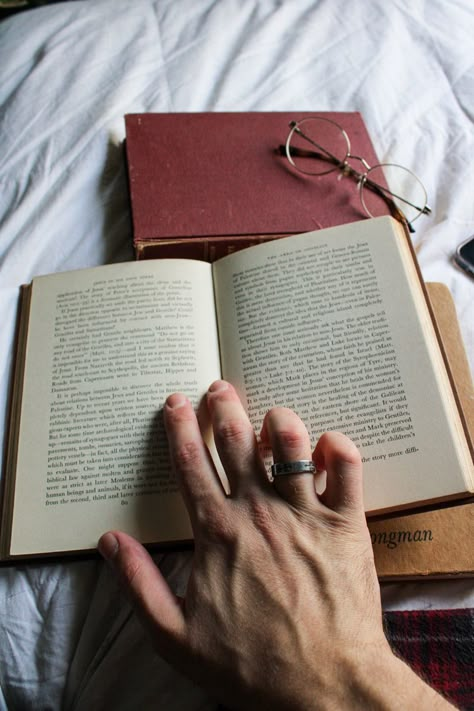 Intellectual Man Aesthetic, Book Aesthetic Men, Reading Men Aesthetic, Reading Aesthetic Men, Man Reading Aesthetic, Writer Aesthetic Boy, Guys Reading Books Aesthetic, Book Guy Aesthetic, Men Book Aesthetic