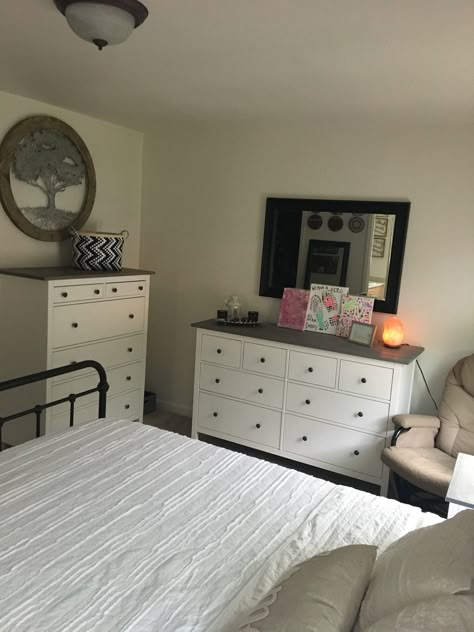 Short Long Dresser Bedroom, Dresser Next To Bed Small Bedrooms, 2 Dressers In Bedroom Layout, Aesthetic Cute Bedroom, Large Bedroom Dresser, Bedroom Inspiration Grey, Small Tv Room, White Dressers, Cozy Small Bedrooms